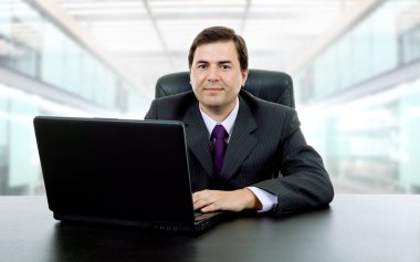 işadamı ile bir dizüstü bilgisayar, iş yerinde çalışma