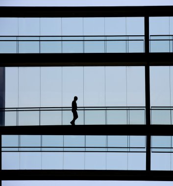 Modern ofis binası iç genç işadamı görünümünü siluet