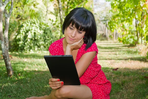 Donna casual che lavora con un tablet pc, all'aperto — Foto Stock