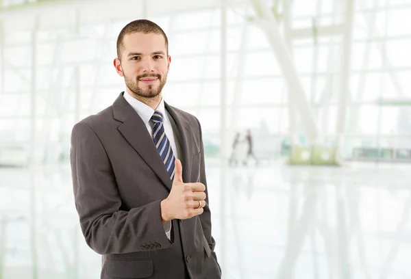 Ung affärsman går tummen upp, på kontoret — Stockfoto