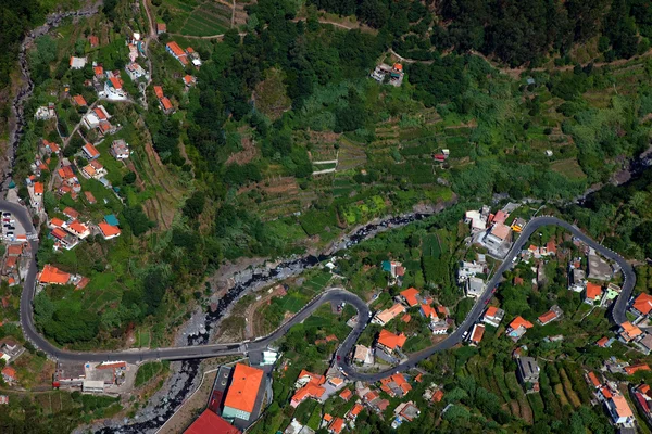 Pequena aldeia de Curral das Freiras, vista de cima, na ilha da Madeira, Portugal — Fotografia de Stock