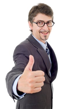 Genç iş adamı başparmağını kaldırıyor, beyaz üzerinde tek başına.