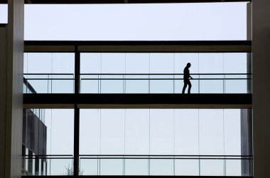 Modern ofis binası iç genç işadamı görünümünü siluet