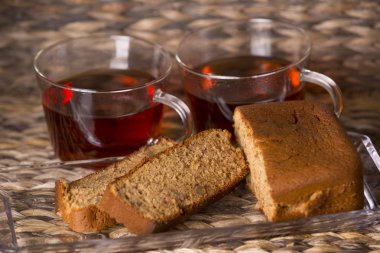 Çay ve kek üzerine ahşap arka plan önünde ahşap masa