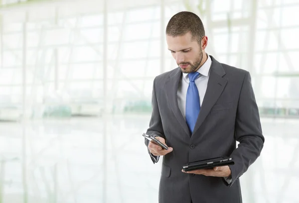 Jovem empresário com um tablet pc, no escritório — Fotografia de Stock