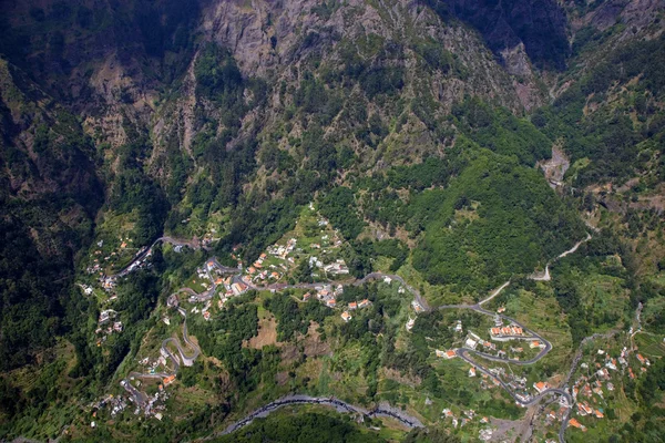 Malé vesnici Curral das Freiras, pohled shora, na ostrově Madeira, Portugalsko — Stock fotografie