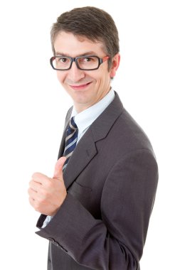 Genç iş adamı başparmağını kaldırıyor, beyaz üzerinde tek başına.