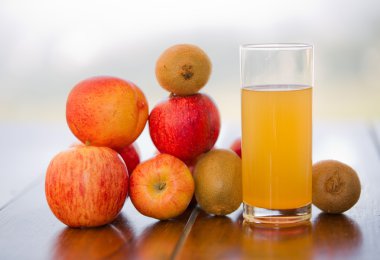 meyve ve meyve suyu açık ahşap bir masa üzerinde