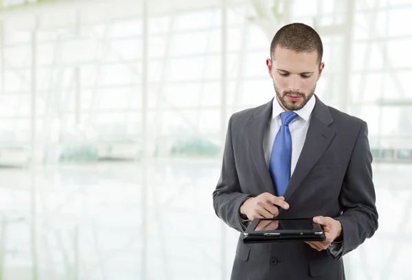 Affärsman med pekplatta av tablet pc, på kontoret — Stockfoto