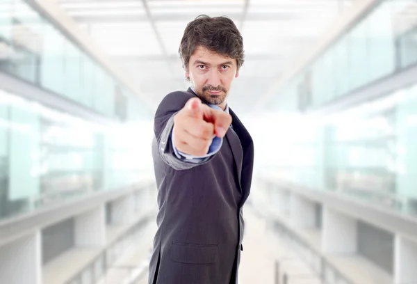 Junger Geschäftsmann zeigt auf das Büro — Stockfoto