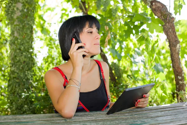 Mujer casual que trabaja con una tableta PC, al aire libre — Foto de Stock