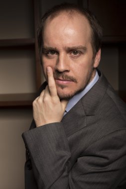 düşünceli bakışla ev ofis iş adamı