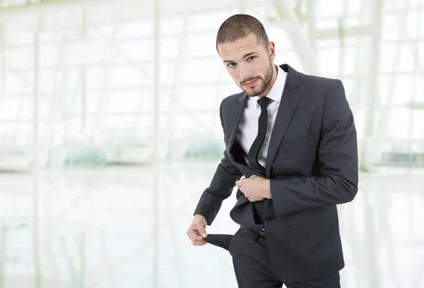 Geschäftsmann zeigt seine leere Tasche im Büro — Stockfoto