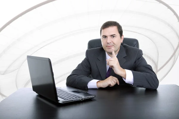 Junger Geschäftsmann arbeitet mit Laptop im Büro — Stockfoto