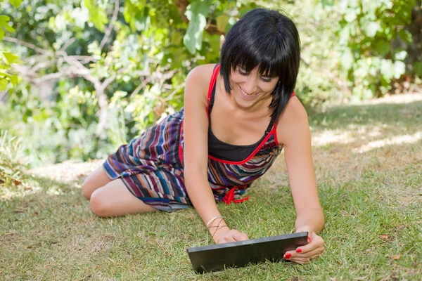 Donna casual che lavora con un tablet pc, all'aperto — Foto Stock