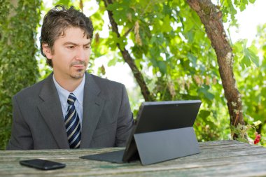 Dijital tablet, açık havada ile mutlu işadamı