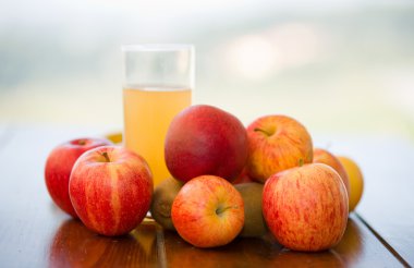 meyve ve meyve suyu açık ahşap bir masa üzerinde