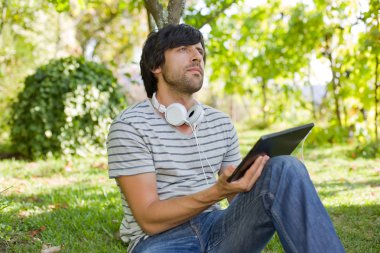 genç adam ile bir tablet pc dinleme müzik rahatlatıcı