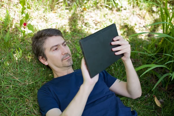 Hombre casual que trabaja con una tableta PC, al aire libre —  Fotos de Stock
