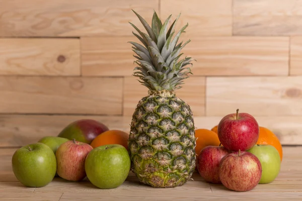 Variété de fruits sur une table en bois, photo de studio — Photo