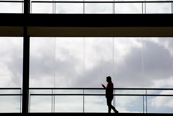 Silhouettenaufnahme eines jungen Geschäftsmannes in einem modernen Bürogebäude — Stockfoto