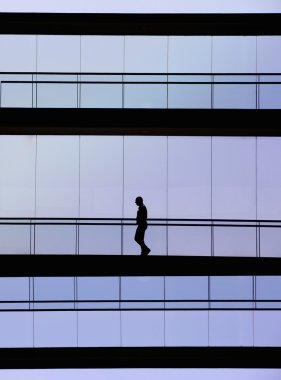 Modern ofis binası iç genç işadamı görünümünü siluet