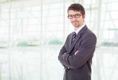 Ofisteki genç iş adamı portresi.