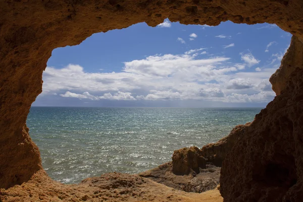 Jeskyně oceán na pobřeží algarve, Portugalsko — Stock fotografie