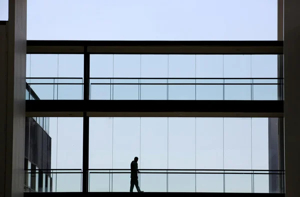 Vista de la silueta de la joven empresaria en un moderno edificio de oficinas interior —  Fotos de Stock