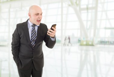 Ofiste bir cep telefonu içine bağıran kızgın işadamı