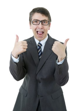 Genç iş adamı başparmağını kaldırıyor, beyaz üzerinde tek başına.