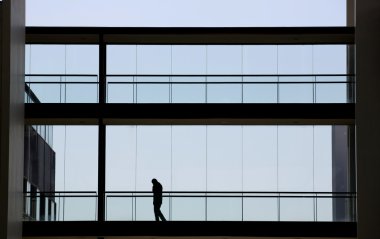 Modern ofis binası iç genç işadamı görünümünü siluet