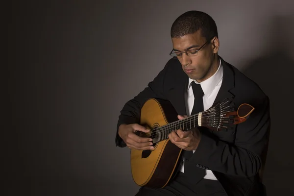 Fado-Musiker mit portugiesischer Gitarre, Studio — Stockfoto