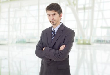 Ofisteki genç iş adamı portresi.