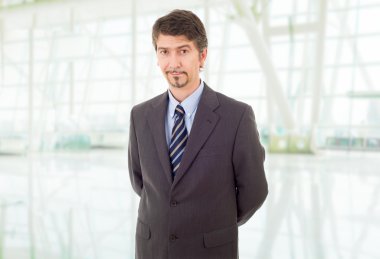 Ofisteki genç iş adamı portresi.