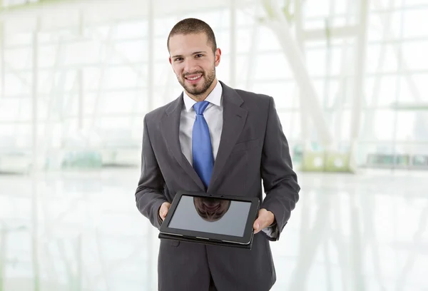 Biznesmen korzystający z tabletu dotykowego komputera, w biurze — Zdjęcie stockowe