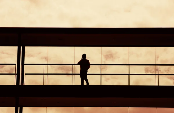 Вид силуэта молодого бизнесмена в современном интерьере офисного здания — стоковое фото