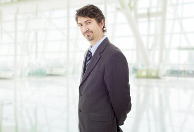 Ofisteki mutlu iş adamı portresi.