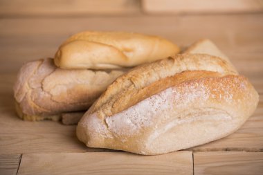 Tahta masadaki ekmek, stüdyo resmi.