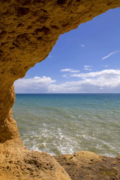 Oceaan grot aan de kust van de algarve, portugal — Stockfoto