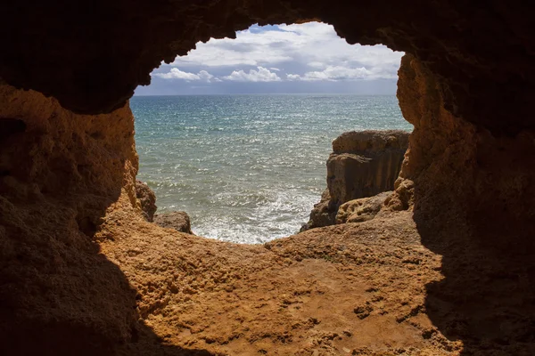 Jeskyně oceán na pobřeží algarve, Portugalsko — Stock fotografie