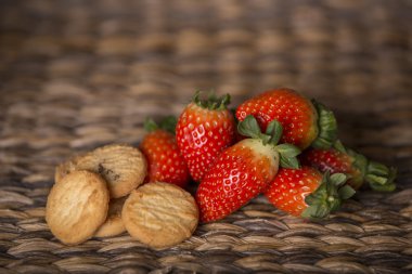 çilek ve bisküvi ahşap arka plan önünde ahşap tablo