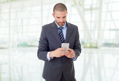 Genç iş adamı telefonda, ofiste.