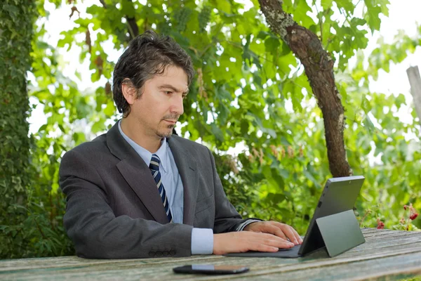 Hombre de negocios feliz con tableta digital, al aire libre —  Fotos de Stock