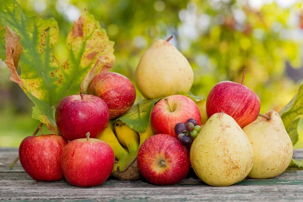 Früchte im Holztisch im Garten — Stockfoto