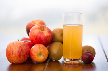 meyve ve meyve suyu açık ahşap bir masa üzerinde