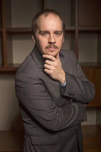 Business man in home office with thoughtful look — Stock Photo, Image