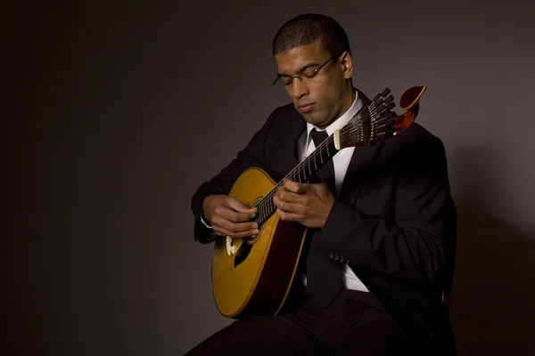 Фадо музыкант с португальской гитарой, студия — стоковое фото