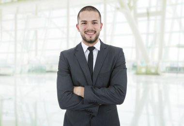 Ofisteki genç iş adamı portresi.