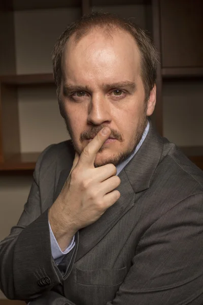 Hombre de negocios en la oficina en casa con mirada reflexiva — Foto de Stock